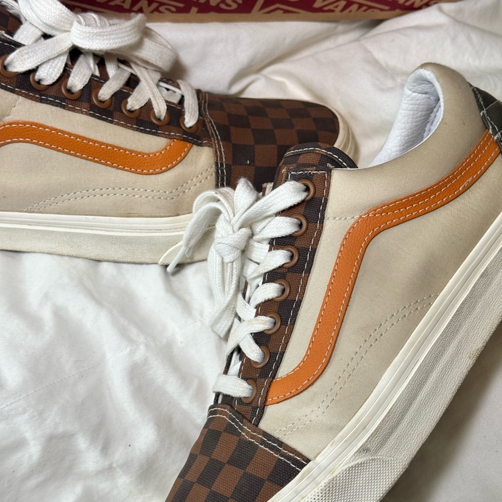 Vans Men’s Old Skool Low-Top Sneakers (Men’s 8.5/ Womens 10) - Picture 2 of 7